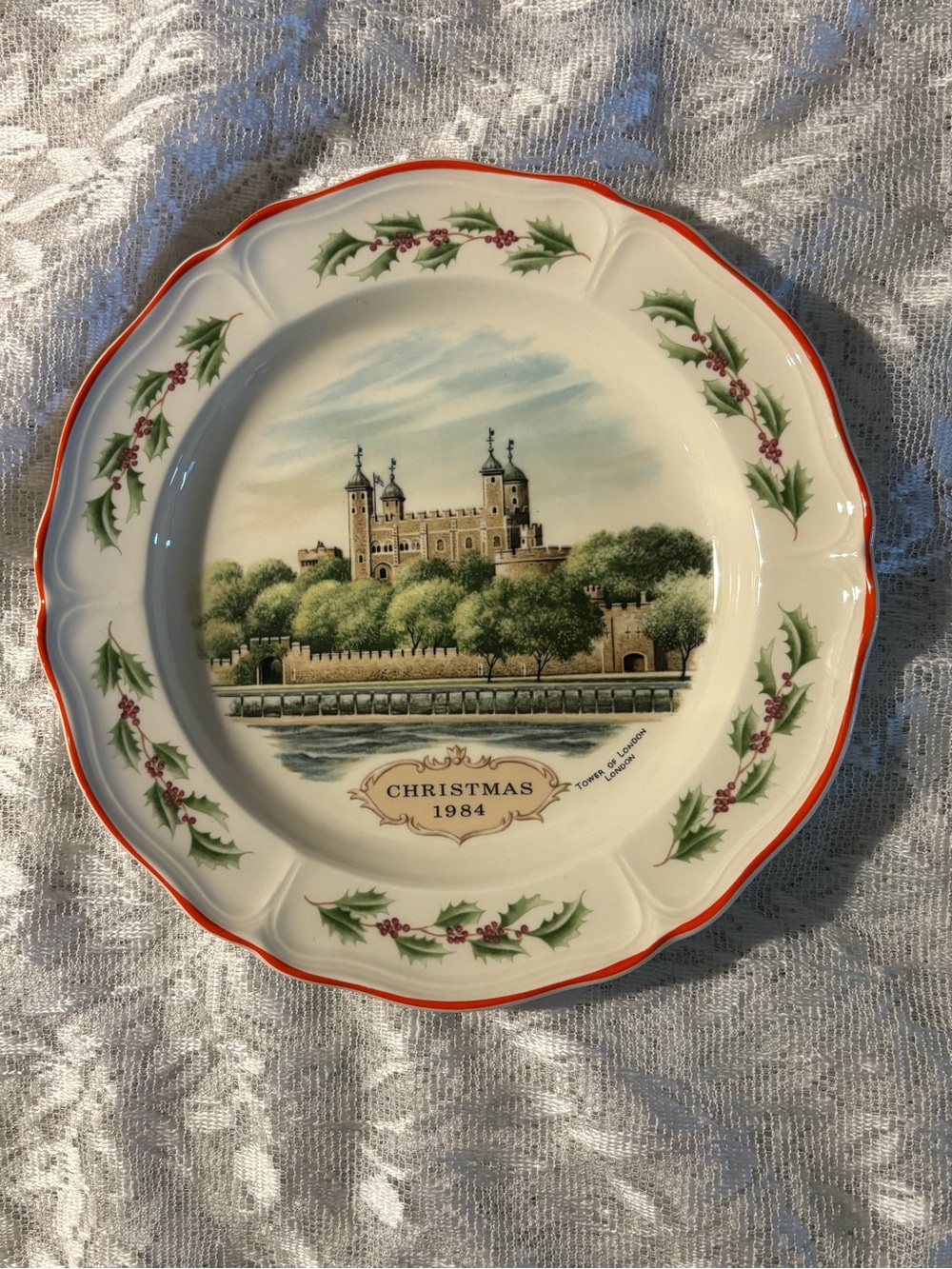 Queens Ware Wedgwood 1984. Christmas Plate of the Tower of London.
